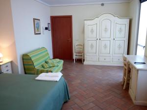 una stanza con tavolo, sedia e armadietto di BB Mambrotta a San Martino Buon Albergo
