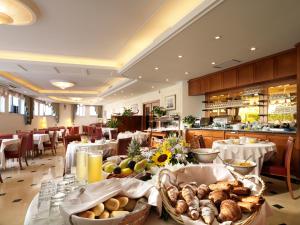 un restaurant avec une table et des paniers de nourriture dans l'établissement Hotel Ariston, à Campodarsego