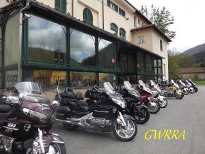 eine Reihe von Motorrädern, die vor einem Gebäude geparkt sind in der Unterkunft Albergo Ristorante Turchino in Campo Ligure