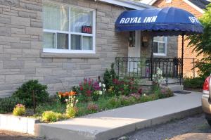 una posada con flores frente a un edificio en Royal Inn en Burlington