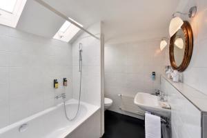 Ванна кімната в Romantik Hotel Schwan