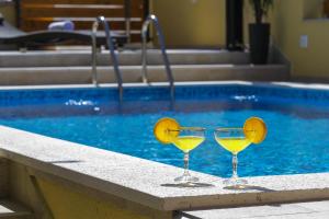 Basen w obiekcie Pool Apartments Julia lub w pobliżu