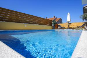 Basen w obiekcie Pool Apartments Julia lub w pobliżu