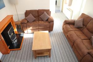 uma sala de estar com dois sofás e uma mesa de centro em Harbour Cottage em Stromness