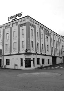 ein Schwarz-Weiß-Foto eines Gebäudes in der Unterkunft Cit'Hotel Europeen in Angoulême