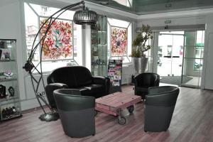 ein Zimmer mit Stühlen und einem Tisch in einem Laden in der Unterkunft Cit'Hotel Europeen in Angoulême