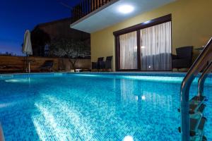 Basen w obiekcie Pool Apartments Julia lub w pobliżu