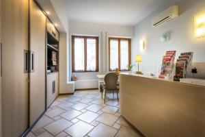 A television and/or entertainment centre at Blu Notte Guest House