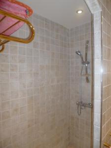 eine Dusche im Bad mit einer gefliesten Wand in der Unterkunft Résidence Le Président - Forville in Cannes + 23 Fotos