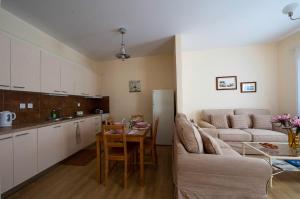 A kitchen or kitchenette at Oikia Preveza