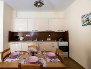 A kitchen or kitchenette at Oikia Preveza