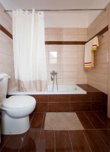 A bathroom at Oikia Preveza Még 25 kép