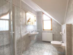 une salle de bain avec toilettes, lavabo et douche dans l'établissement Apartments Mira, à Bled 34 autres photos