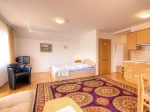une petite chambre avec un lit et une cuisine dans l'établissement Apartments Mira, à Bled