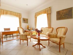 un soggiorno con tavolo, sedie e pianoforte di Apartments Mira a Bled