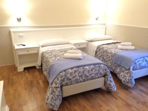 A bed or beds in a room at Relais Duomo Adelaide