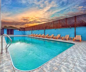 ein großes Schwimmbecken mit Stühlen in der Unterkunft Saylamlar Hotel in Trabzon