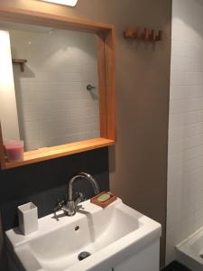 リョレート・デ・マルにあるRemoのバスルーム(白い洗面台、鏡付)