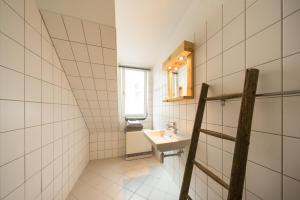 een badkamer met een wastafel en een raam bij Design Apartments - "Am Jägertor" in Potsdam