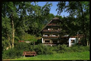 a house with a roof with flowers on it at Landhaus Sackmann in Baiersbronn