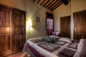 a bedroom with a bed and a lamp in it at Agriturismo il Prato in Palaia