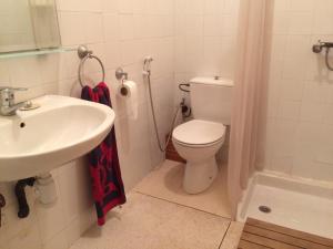La salle de bains est pourvue de toilettes et d'un lavabo. dans l'établissement Appartement Wassim - Gueliz, à Marrakech