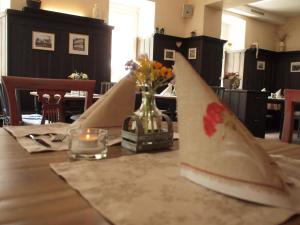 bei Zwillings Hotel & Restaurant في Hilbersdorf: طاولة عليها مناديل ورقية فوق طاولة