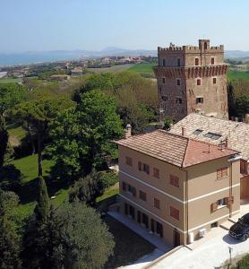 vista aerea di un edificio e di un castello di Affittacamere Nonna Bon Bon a Senigallia