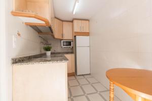 サロウにあるCorcega 1065 IBERPLAYAの小さなキッチン(テーブル、冷蔵庫付)