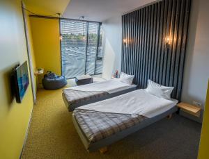 ヴィリニュスにあるアービホップ ホテルのベッド2台と窓が備わるホテルルームです。