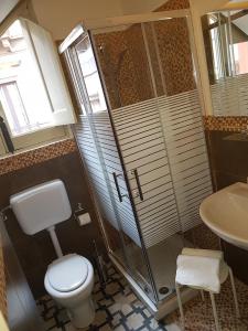 Koupelna v ubytování Central Suites Catania