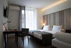 pokój hotelowy z 2 łóżkami i kanapą w obiekcie Cascina36 B&B w mieście Pregnana Milanese