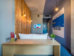 Cama ou camas em um quarto em Urbihop Hotel