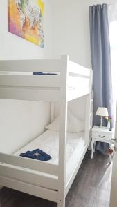 Dviaukštė lova arba lovos apgyvendinimo įstaigoje Apartment NIEBUHR Kurfürstendamm - Cozy Family & Business Flair welcomes you - Rockchair Apartments