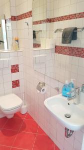 Ванная комната в Apartment NIEBUHR Kurfürstendamm - Cozy Family & Business Flair welcomes you - Rockchair Apartments