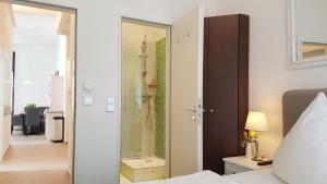 Postel nebo postele na pokoji v ubytování NIEB by ROCKCHAIR Apartments l SUPERHOST Status l 3 Bedrooms Boxspringbeds 3 Bathrooms in Center "Kurfürstendamm" - Cozy Family & Business Flair welcomes you!