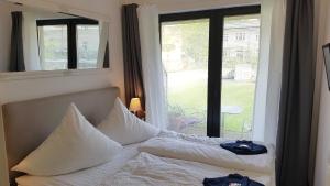 Postel nebo postele na pokoji v ubytování NIEB by ROCKCHAIR Apartments l SUPERHOST Status l 3 Bedrooms Boxspringbeds 3 Bathrooms in Center "Kurfürstendamm" - Cozy Family & Business Flair welcomes you!