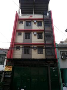 un edificio alto con molte finestre di Budget Studio Unit in Makati a Manila