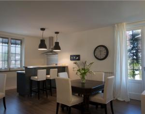 kuchnia i jadalnia ze stołem i krzesłami w obiekcie Cascina36 B&B w mieście Pregnana Milanese