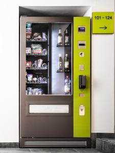 einem Kühlschrank mit offener Tür in einem Gebäude in der Unterkunft RiKu HOTEL Ulm in Ulm