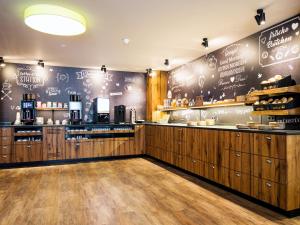 Příslušenství pro přípravu čaje a kávy v ubytování RiKu HOTEL Ulm