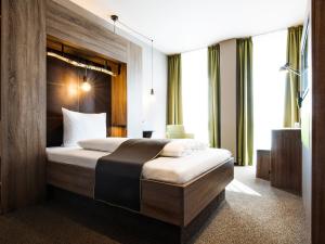 Postel nebo postele na pokoji v ubytování RiKu HOTEL Ulm