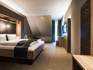 Кровать или кровати в номере RiKu HOTEL Ulm