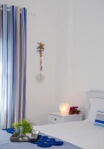 A bed or beds in a room at Mouras studios
