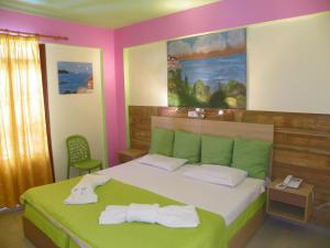 una camera da letto con un letto e due asciugamani di Mirabelle Hotel ad Argásion