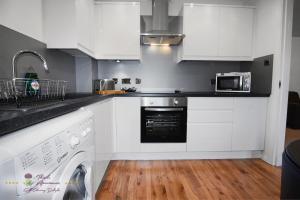 Kuchyň nebo kuchyňský kout v ubytování Thistle Apartments-City View Apartment + 6 fotografií