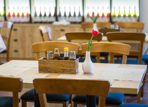 Reštaurácia alebo iné gastronomické zariadenie v ubytovaní Borbarátok Panzió