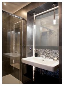 ヤストシェンビャ・グラにあるNord House Apartamentのバスルーム(白いシンク、シャワー付)