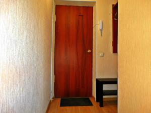 トゥーラにあるInndays on Krasnoarmeiskiy prospect 16のテーブル付きの部屋につながる赤いドア