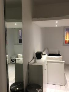 - une salle de bains avec deux tabourets et deux toilettes dans une chambre dans l'établissement Studio Croisette Cannes, à Cannes